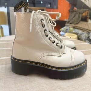 Womens Dr. Martens Pebbled Leather Cream Platform Boots. Size 7. Awesome!